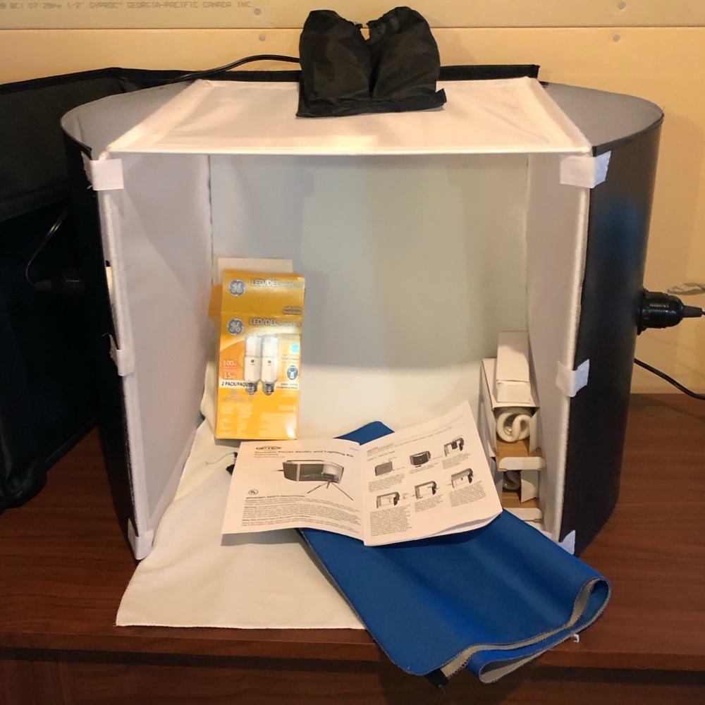 Mobile Lightbox with Extra Bulbs